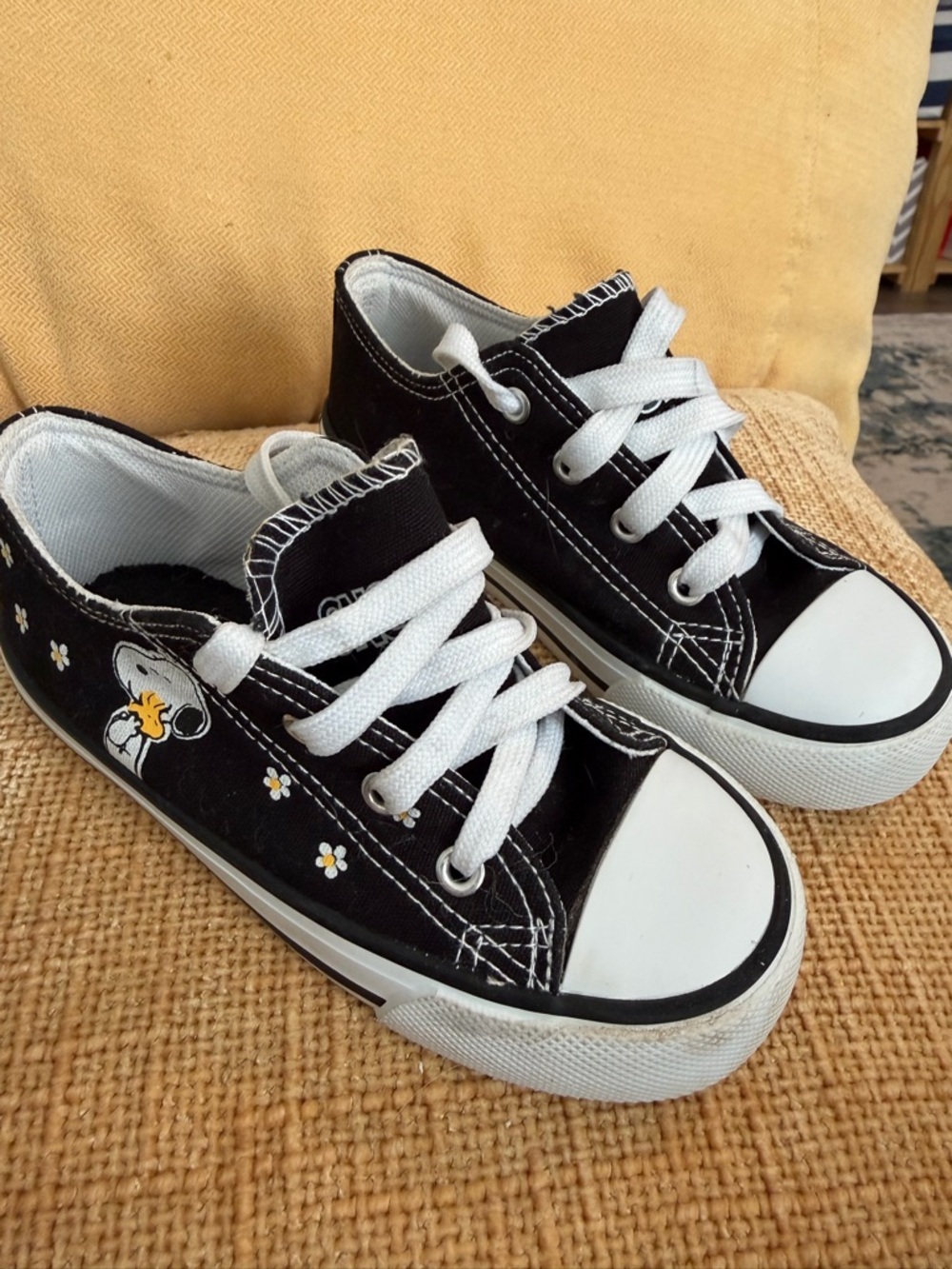 Snoopy Girls Black Canvas Lace-Up Sneakers Snoopy & Daisies Bird Accent size 10